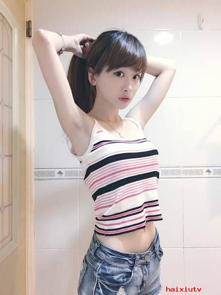 台湾软萌女孩身材纤细 制服诱惑晚上变美女主播1