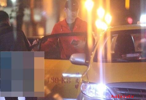 Selina前夫吻女主播 醉酒后乘车说话露骨3