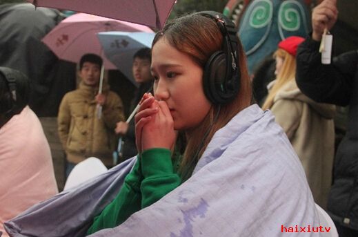 秀场直播 女学生裹背打电竞3