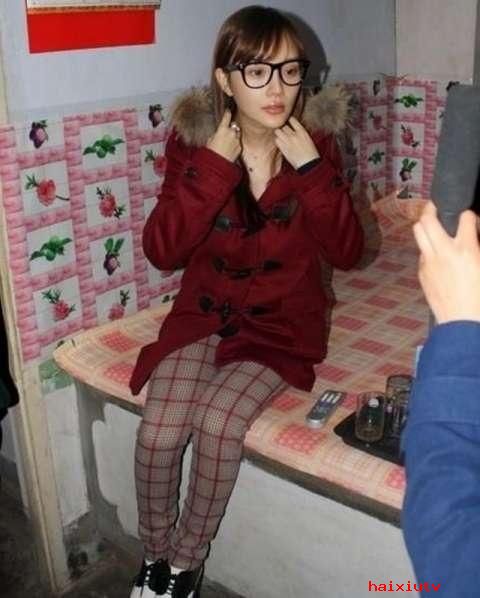 网站聊天室新闻 李小璐随夫回农村不摆架子跟老乡热聊1