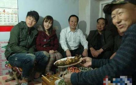 网站聊天室新闻 李小璐随夫回农村不摆架子跟老乡热聊2