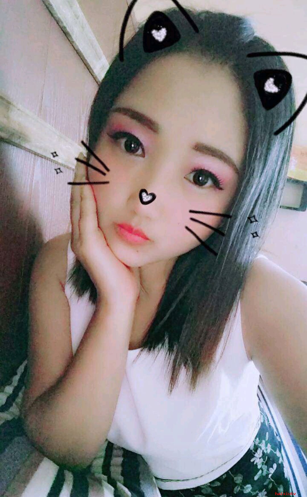 美女直播间主播竟然被拖鞋打脸——洋葱