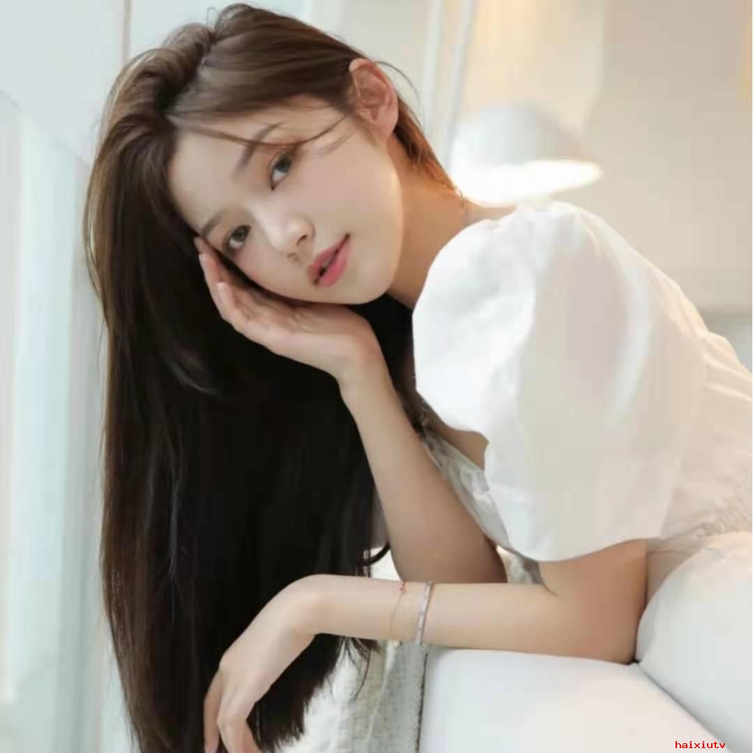 美女主播秀完美身材，在线直播热辣舞蹈